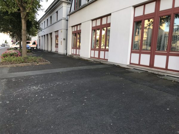 Asphaltfläche vor dem Haus der Vereine